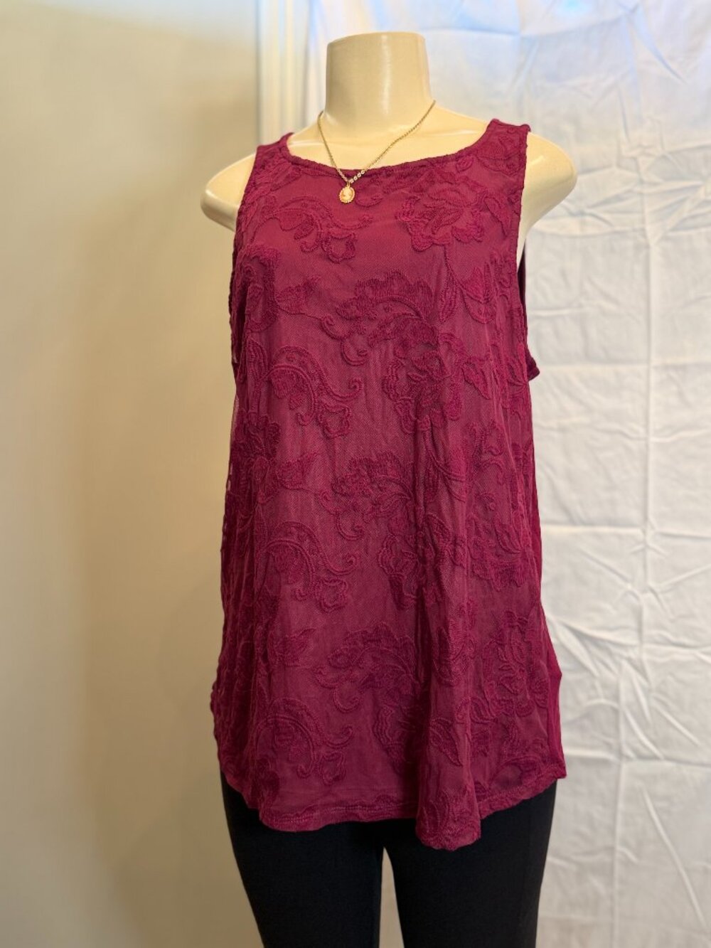 Maurices Lace Front Sleeveless Maroon Blouse Women's XL. Like New!